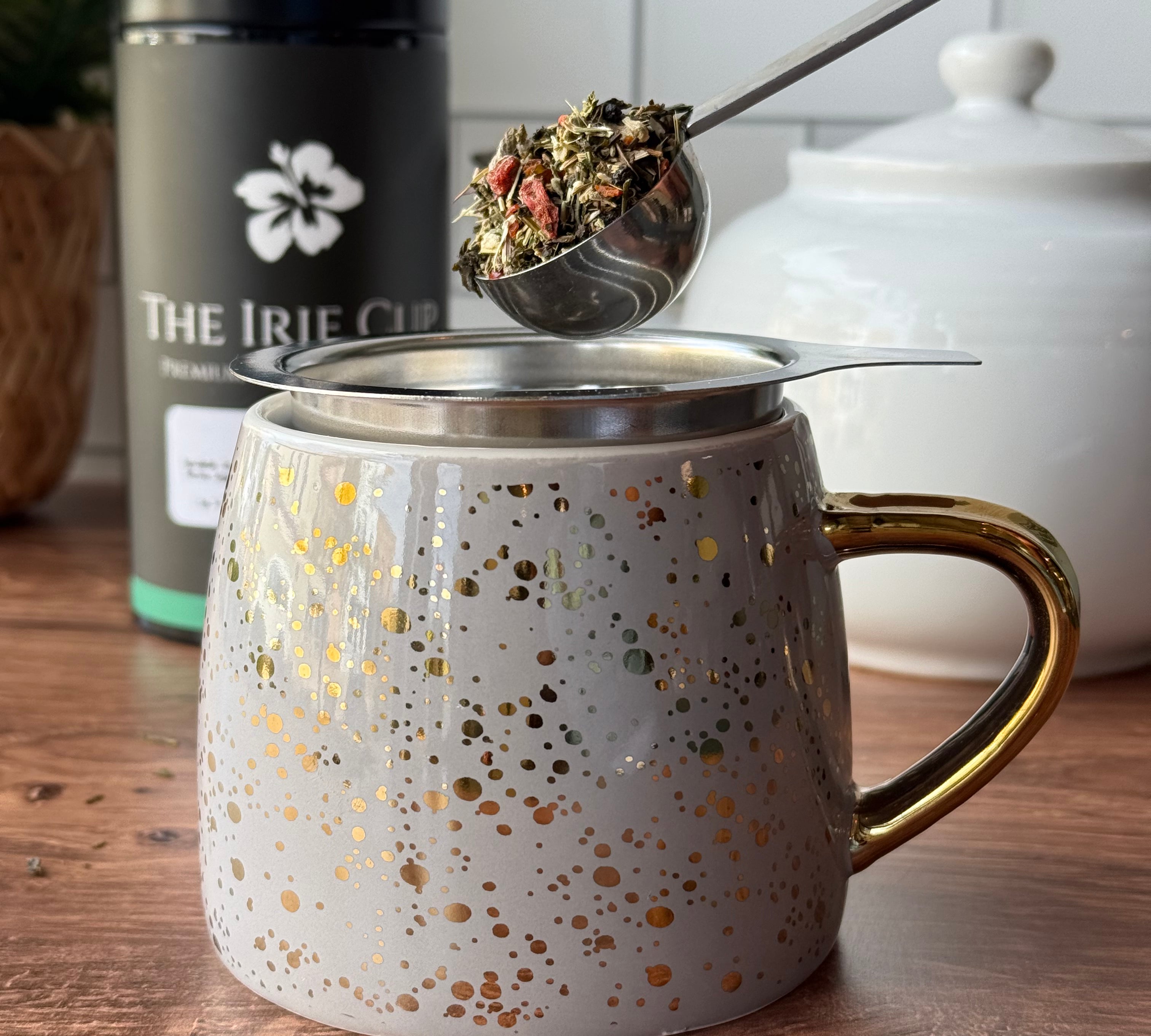 Golden Glow Ceramic Mug – with Gold Accents (10 oz)